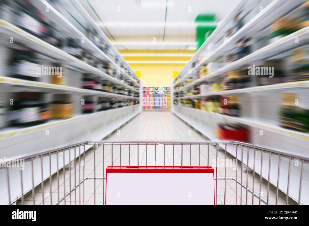 Warenkorb Ansicht auf einem Supermarkt Gang und Regale - Bild hat eine geringe Schärfentiefe. Stockfoto