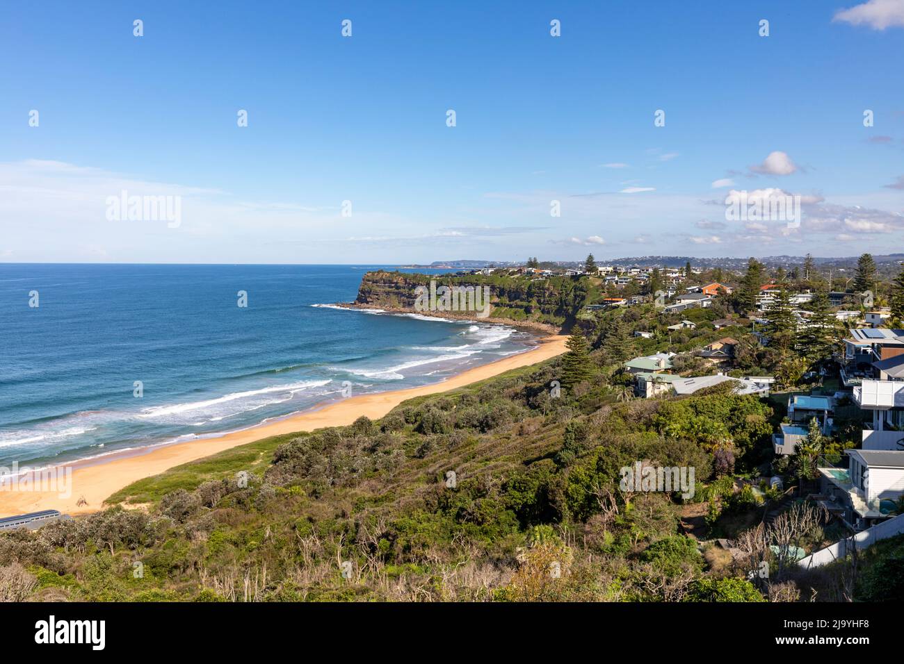 Sydney, teure Häuser am Wasser mit Meerblick am Bungan Beach in Sydney mit Blick auf Bongin Bay und das Meer, Sydney, NSW, Australien Stockfoto