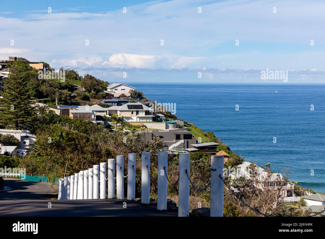 Sydney, teure Häuser am Wasser mit Meerblick am Bungan Beach in Sydney mit Blick auf Bongin Bay und das Meer, Sydney, NSW, Australien Stockfoto