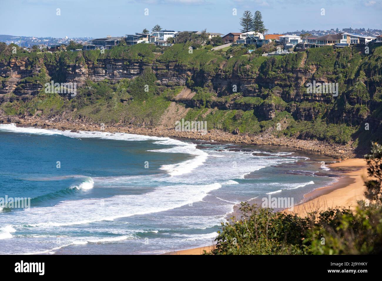 Sydney, teure Häuser am Wasser mit Meerblick am Bungan Beach in Sydney mit Blick auf Bongin Bay und das Meer, Sydney, NSW, Australien Stockfoto