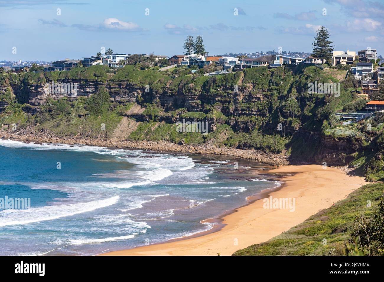 Sydney, teure Häuser am Wasser mit Meerblick am Bungan Beach in Sydney mit Blick auf Bongin Bay und das Meer, Sydney, NSW, Australien Stockfoto