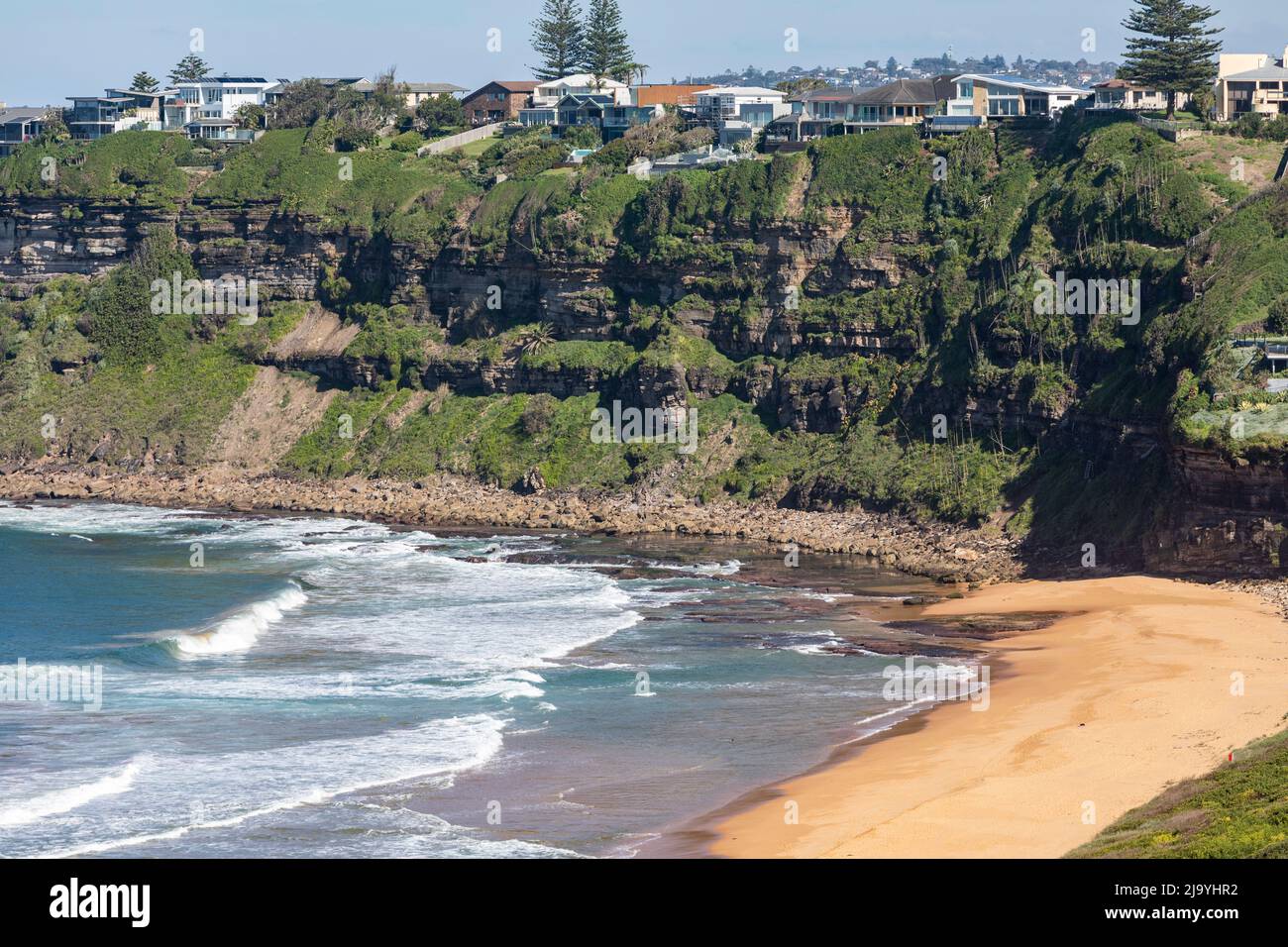 Sydney, teure Häuser am Wasser mit Meerblick am Bungan Beach in Sydney mit Blick auf Bongin Bay und das Meer, Sydney, NSW, Australien Stockfoto
