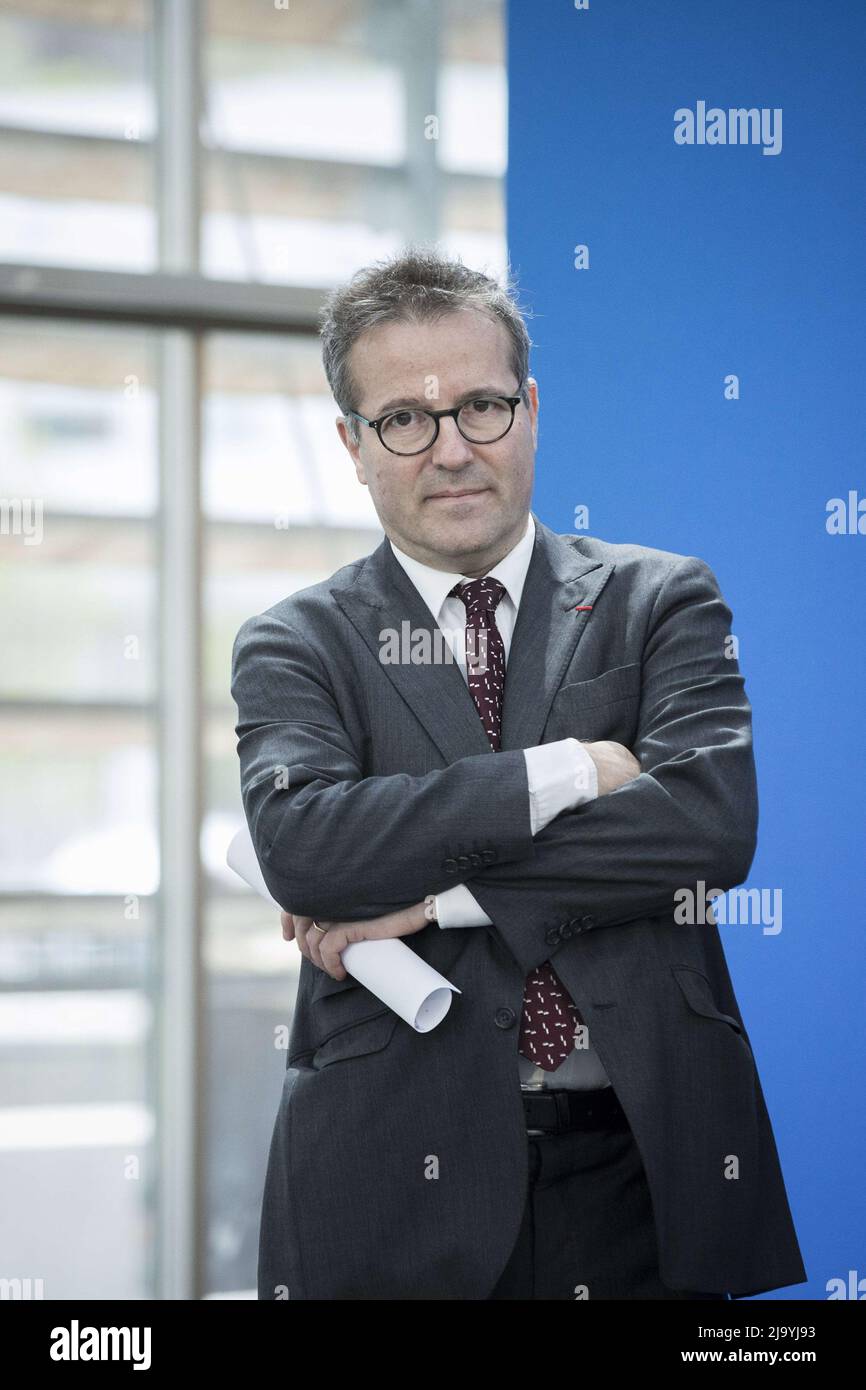 Martin Hirsch, Direktor der Pariser öffentlichen Assistenzkliniken AP-HP, spricht mit dem französischen Präsidenten Francois Hollande während des Startes des Projekts Universitätscampus Stockfoto