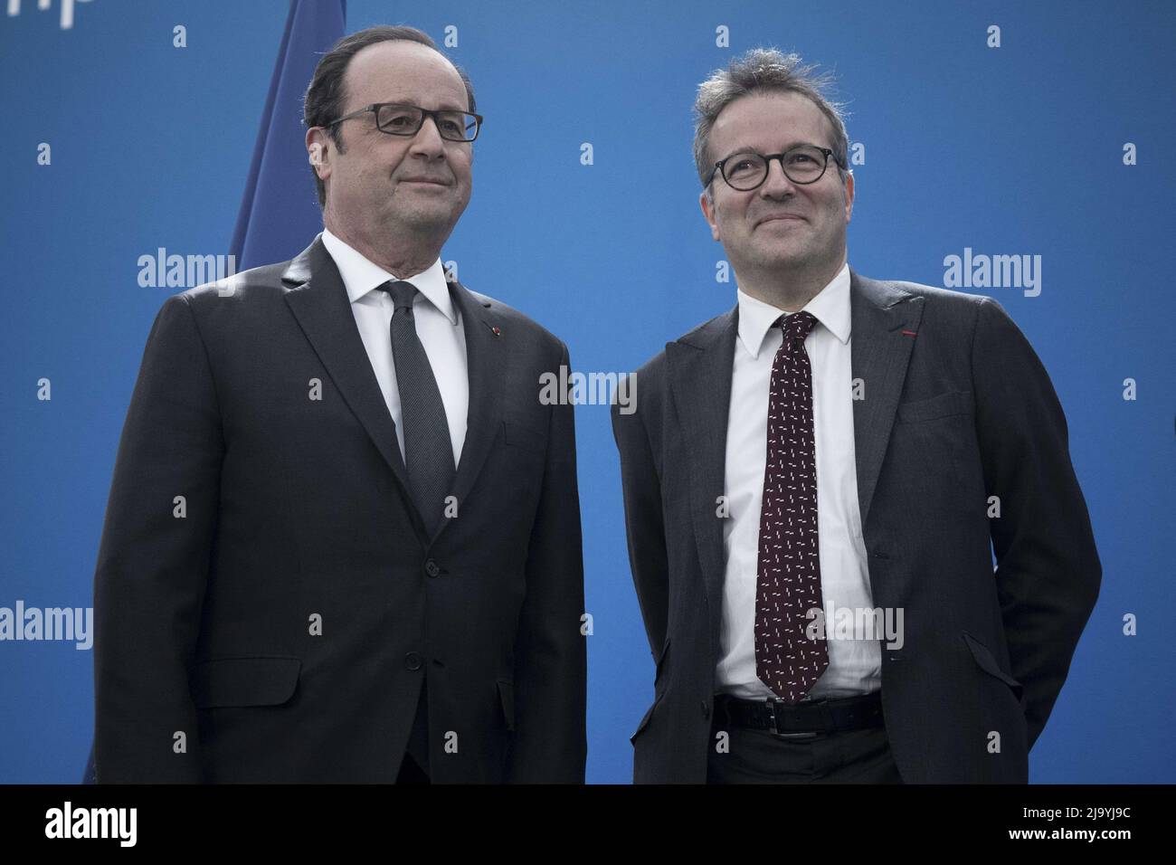 Der französische Präsident Francois Hollande, links, und Martin Hirsch, Direktor der Pariser öffentlichen Hilfskrankenhäuser AP-HP, nehmen an der Lancierung des Projekts Universitätscampus Grand Paris-Nord in Saint-Ouen in der Nähe von Paris Teil Stockfoto