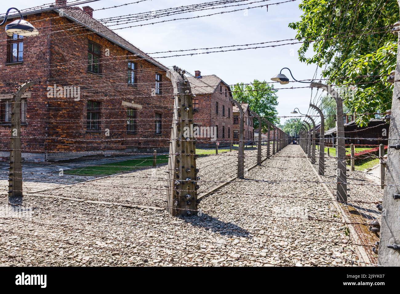 Stacheldraht um das Konzentrationslager Auschwitz-Birkenau. Oswiecim, Polen, 16. Mai 2022 Stockfoto