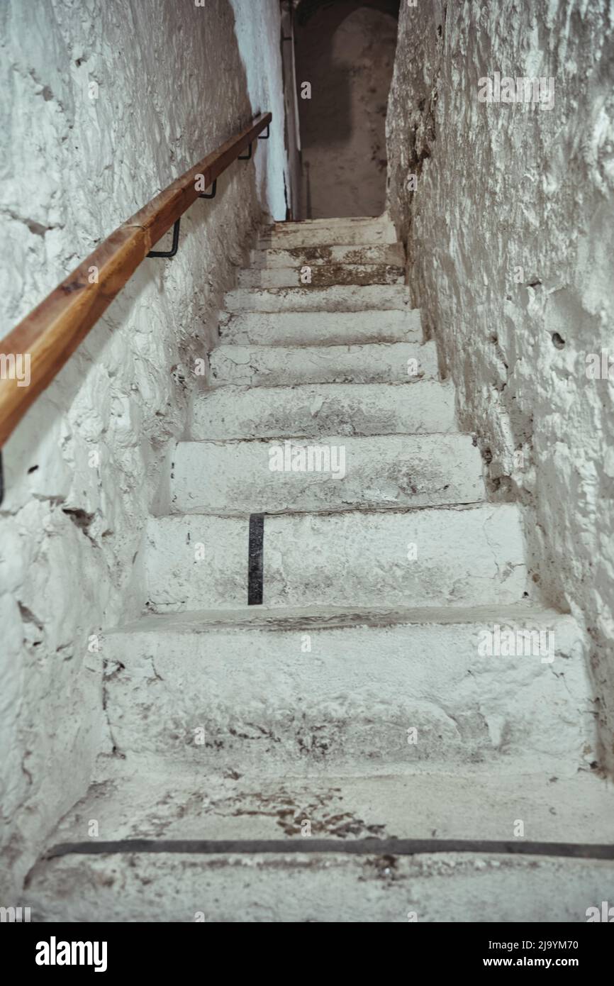 Schmale weiße Steintreppe in einem Schloss Stockfoto