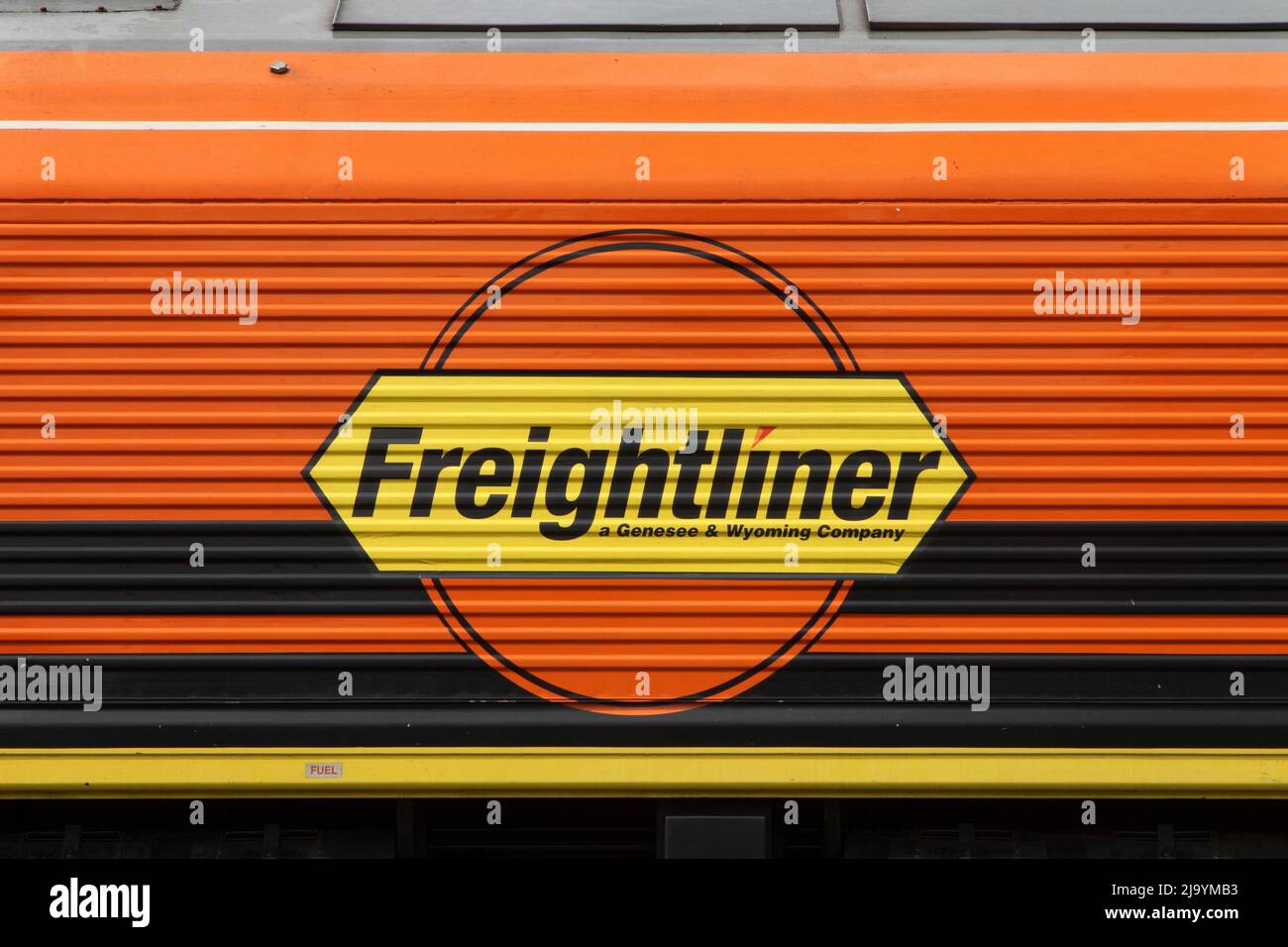 Freightliner-Logo auf der Seite der Diesellokomotive der Klasse 66 66419 in der Lackierung der Genesee & Wyoming-Bahn. Stockfoto