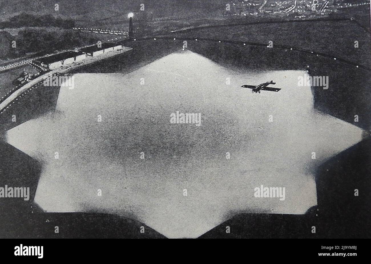 Eine alte Illustration, die die nächtlichen Flutlichtanlagen des Berliner Flugplatzes zeigt. ------------ Eine alte Illustration, die den beleuchteten Berliner Flugplatz / Flughafenarrangements bei Nacht zeigt. Stockfoto