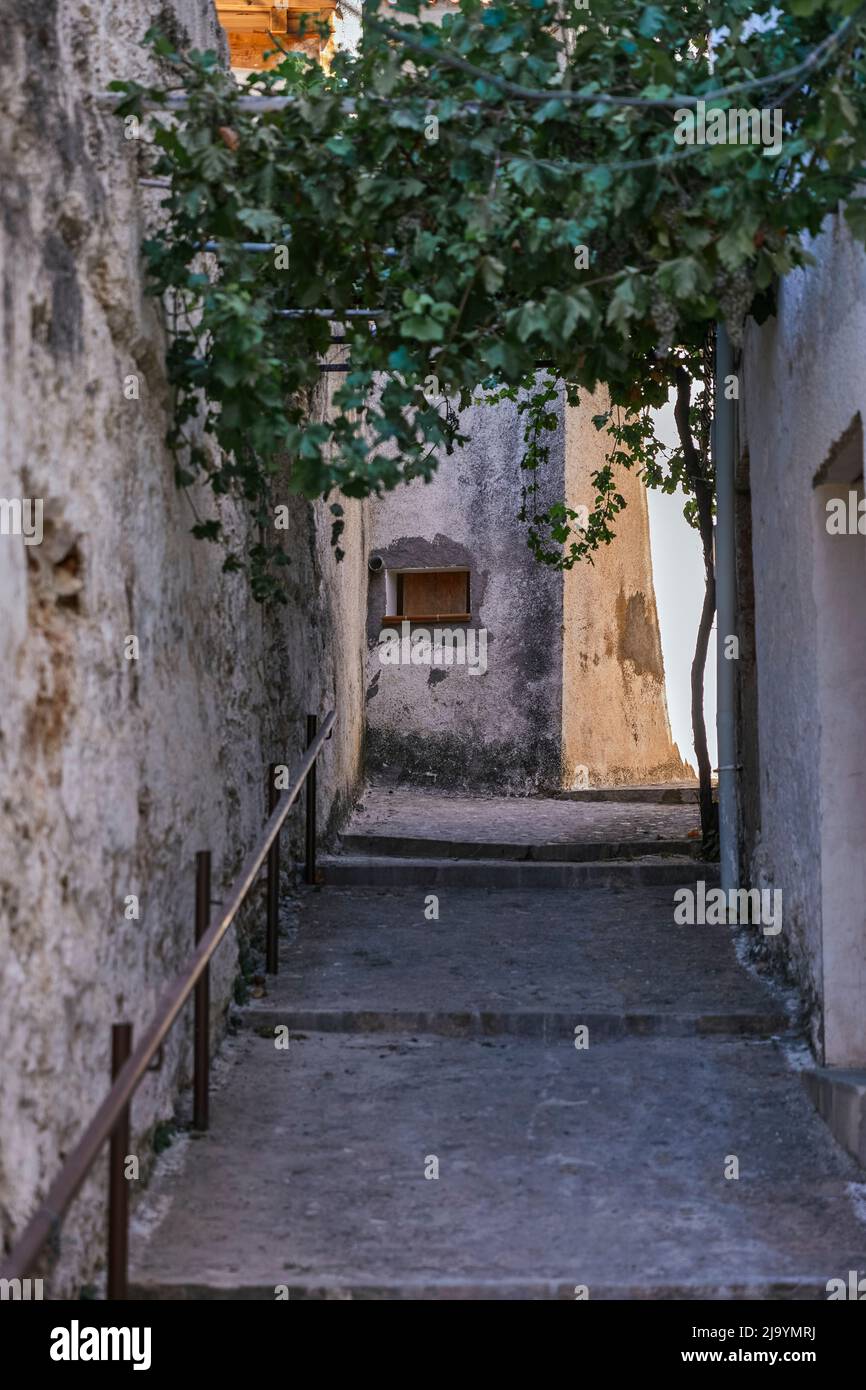 Weiße alte Gassen zwischen Häusern eines andalusischen Dorfes Stockfoto