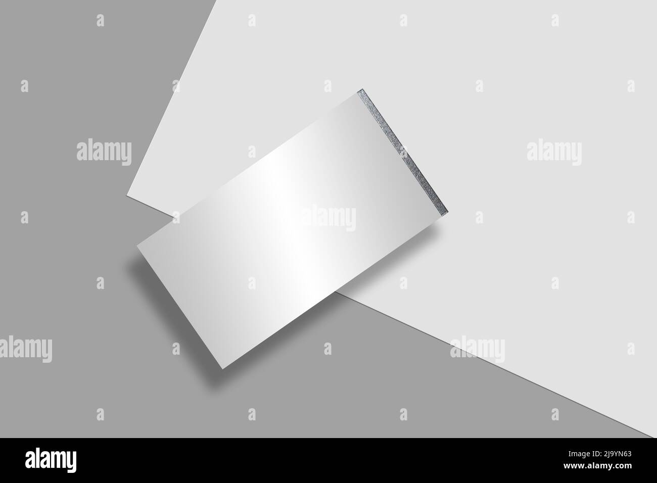 Unbeschriftete Visitenkarte, graue Karte mit silbernem Rand, Platz für Text Stockfoto