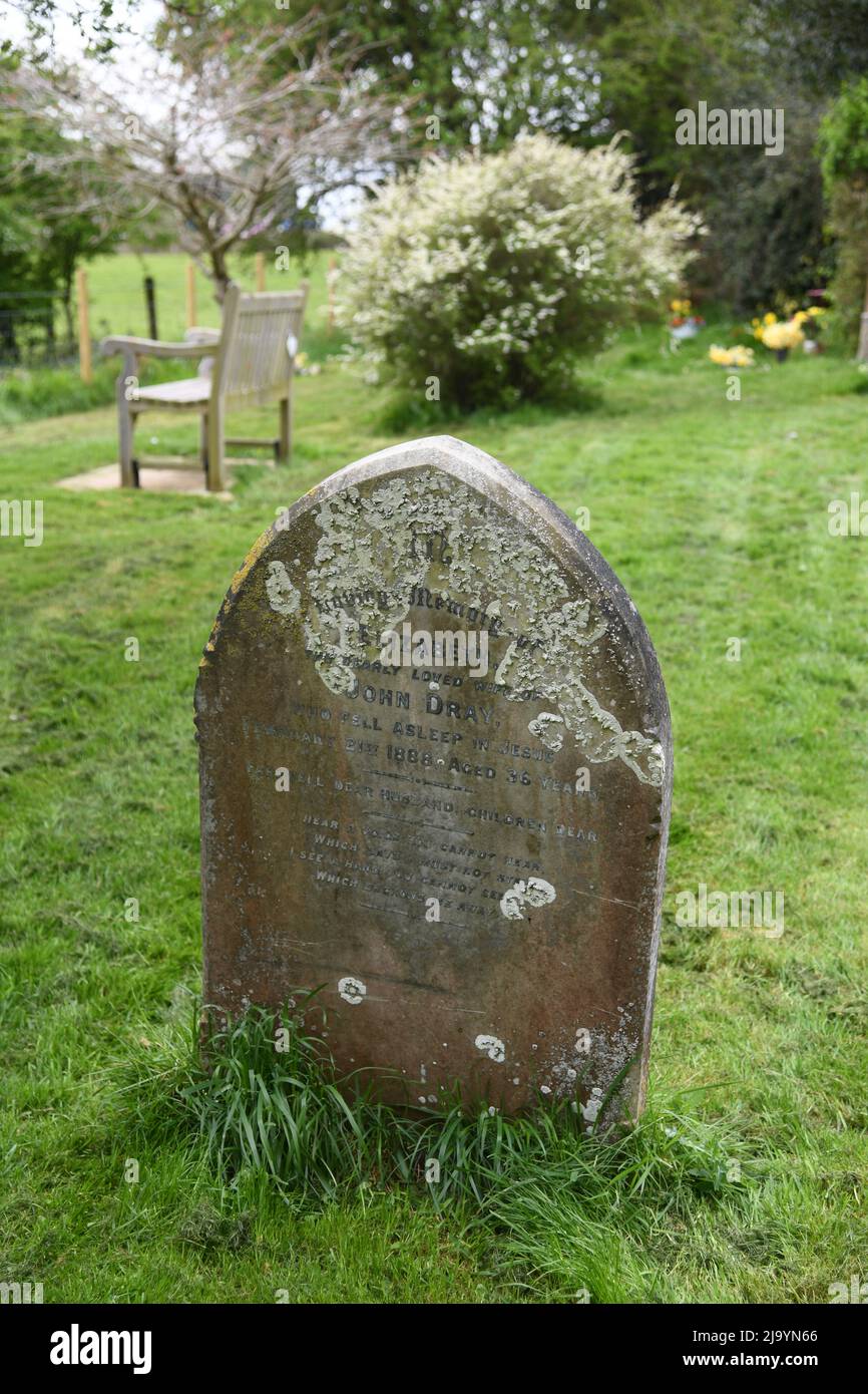Grabstein und Bank Stockfoto
