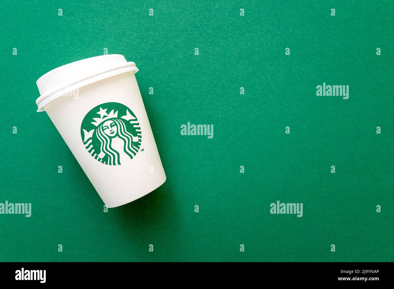 BERLIN - MAI 5: Papiertasse mit Starbucks-Logo auf grünem Hintergrund als flache Laie mit Platz für Text, Draufsicht, in Berlin Mai 05. 2022 in Deutschland Stockfoto