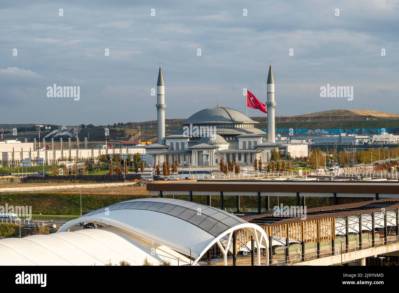 Neue, moderne, untypische Moschee in der Nähe des Flughafens Istanbul Havalimani in der Türkei Stockfoto