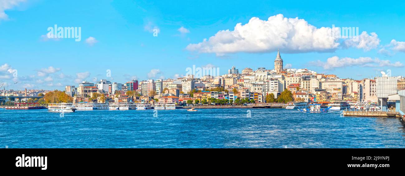 Herrlicher Panoramablick auf Istanbul mit Galata-Turm, Meer, alten historischen Teil der Stadt während sonnigen Sommertag Stockfoto