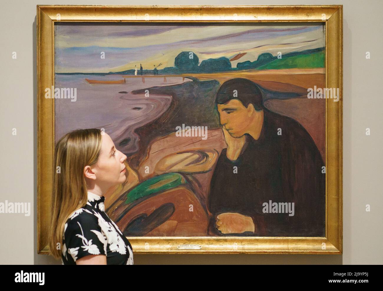 Ein Mitarbeiter der Galerie sieht „melanterisch“ während einer Vorschau auf die Morgan Stanley-Ausstellung: Edvard Munch - Meisterwerke aus Bergen in der Courtauld Gallery, Somerset House, London. Die Ausstellung zeigt 18 Gemälde, die einen Überblick über die künstlerische Entwicklung von Munch geben, von denen viele zum ersten Mal in Großbritannien zu sehen sind. Bilddatum: Donnerstag, 26. Mai 2022. Stockfoto