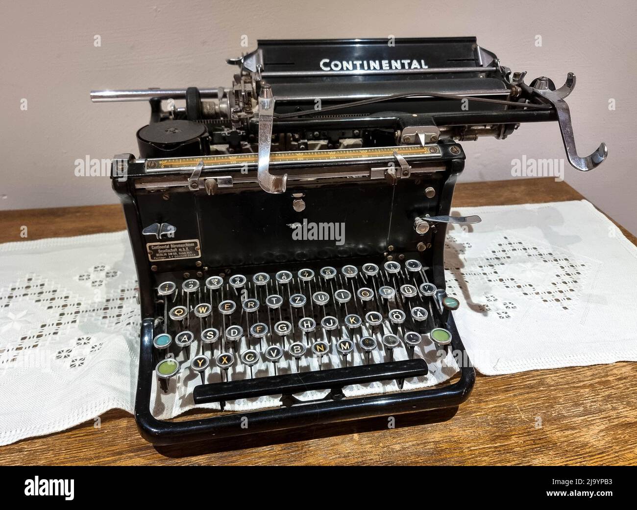 Alte antike Schreibmaschine, die auf einem Holztisch steht. Nahaufnahme. Alte antike Schreibmaschine auf einem Holztisch. Nahaufnahme. 21.Mai 2022 Stockfoto