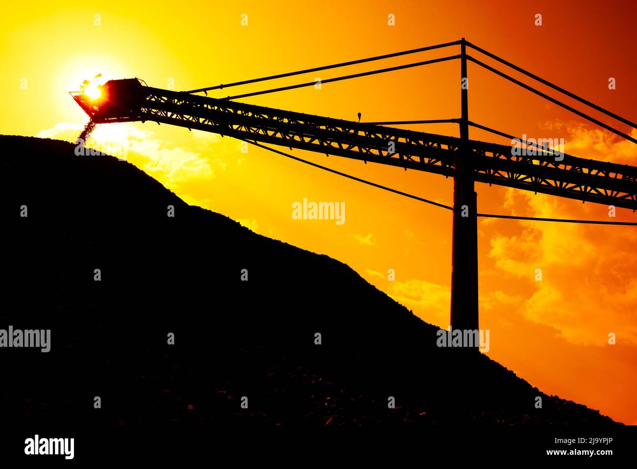 Kupfer Erz-Förderband in der Silhouette Stockfoto