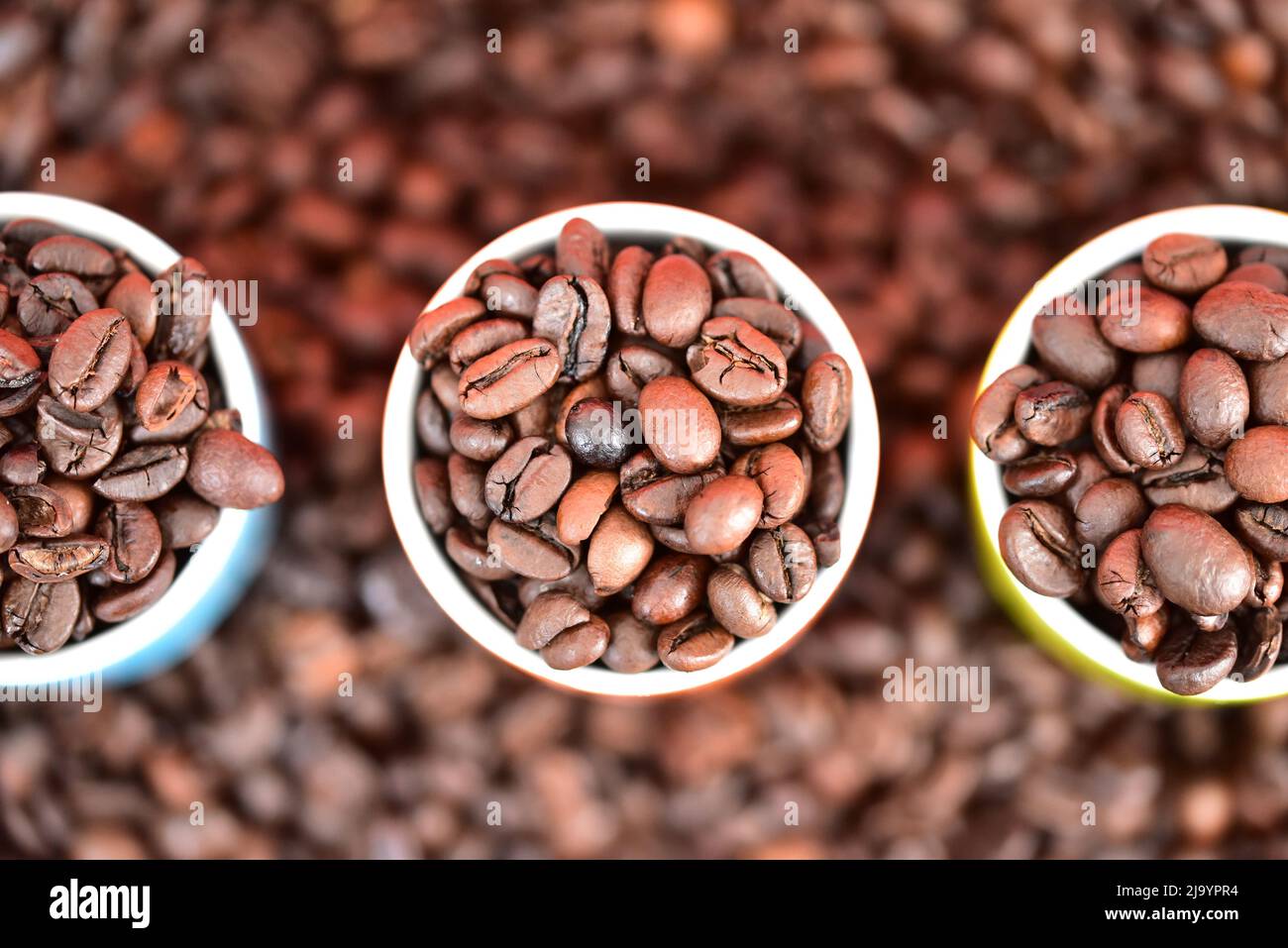 Kaffeebohnen mit Kaffeetassen Stockfoto