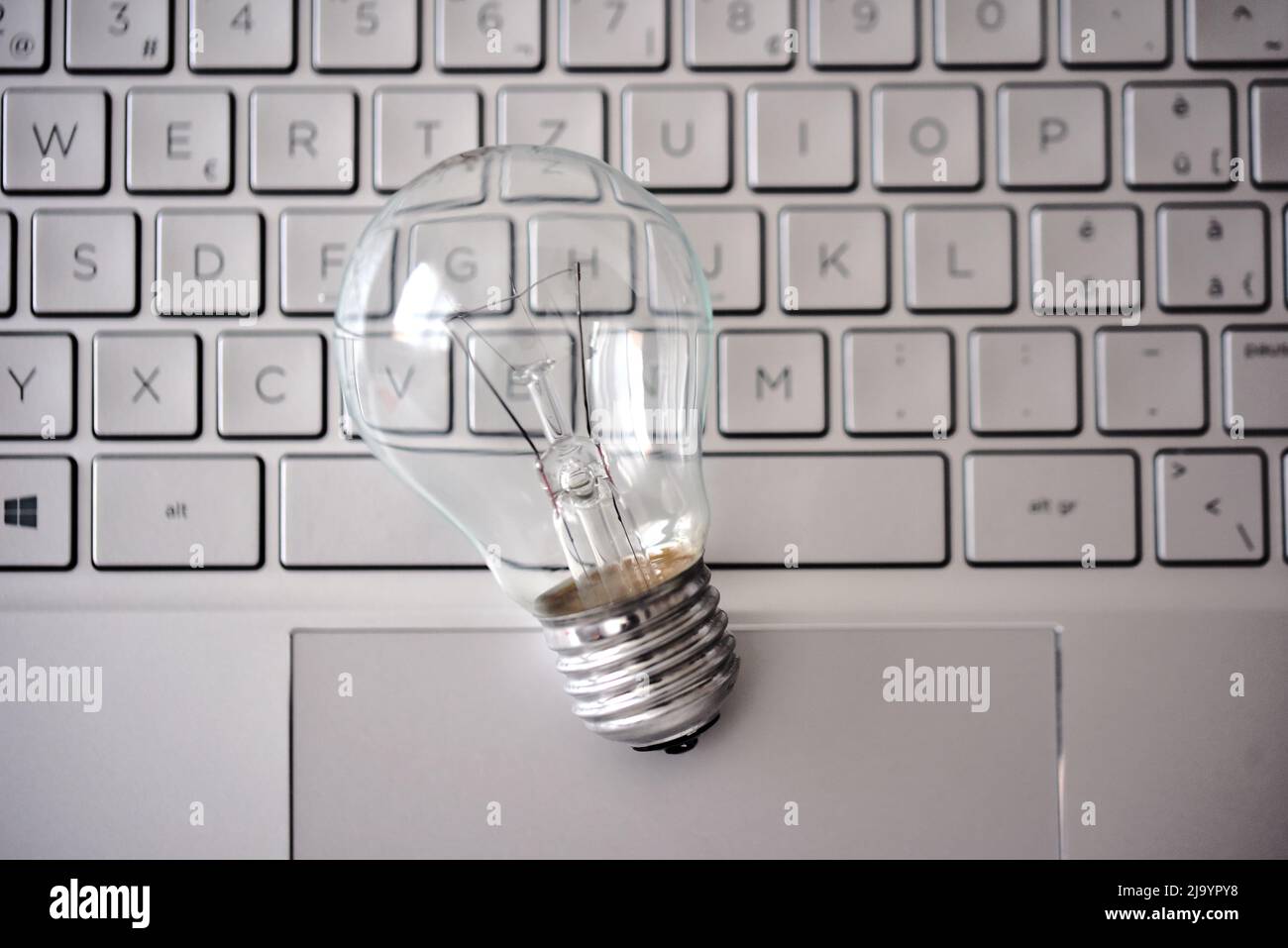 Glühlampe mit pc-Tastatur Stockfoto