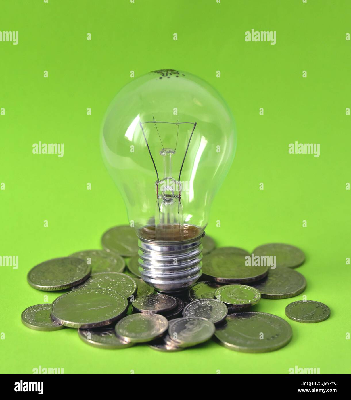 Glühbirne mit schweizer Geldmünzen Stockfoto