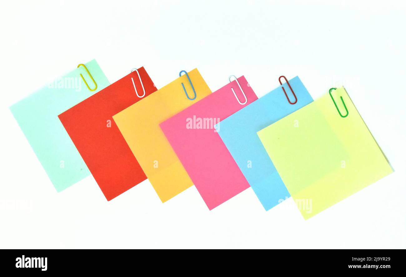 Notizpapier mit Stift und Büroklammern Stockfoto