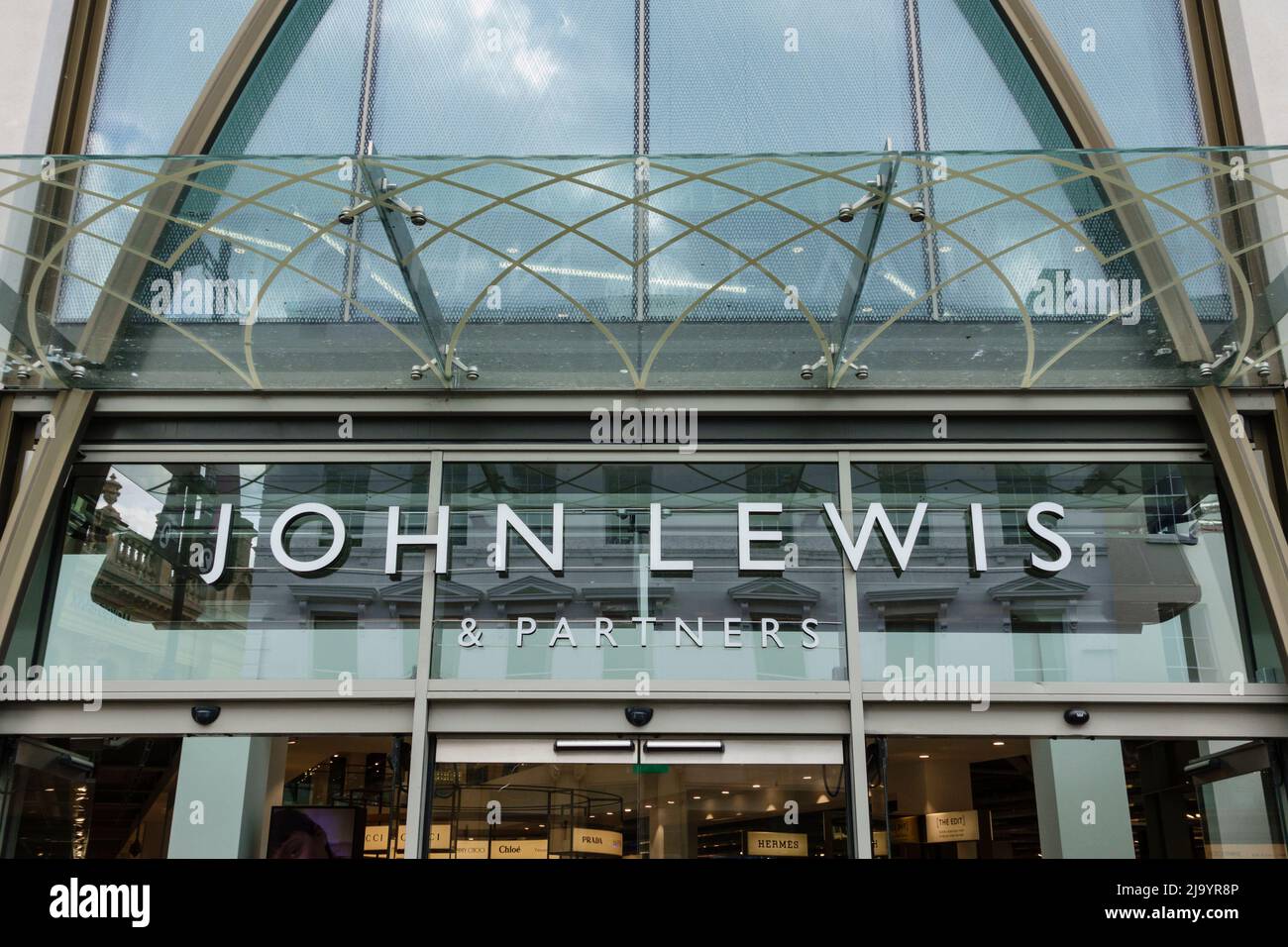 John Lewis & Partners unterzeichnen die Fassade des Gebäudes, Cheltenham, Gloucestershire, Großbritannien Stockfoto