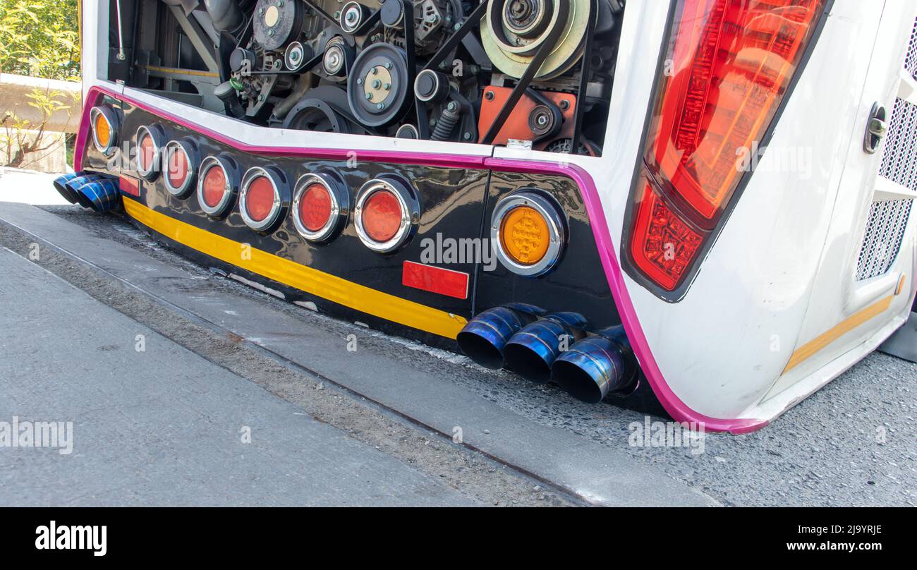 Der hintere Teil eines Fernbusses blieb auf einer Landstraße hängen Stockfoto