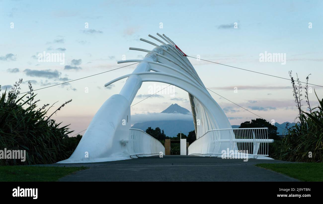 Mt Taranaki umrahmt von der Te Rewa Rewa Bridge, die derzeit gewartet wird, New Plymouth Stockfoto