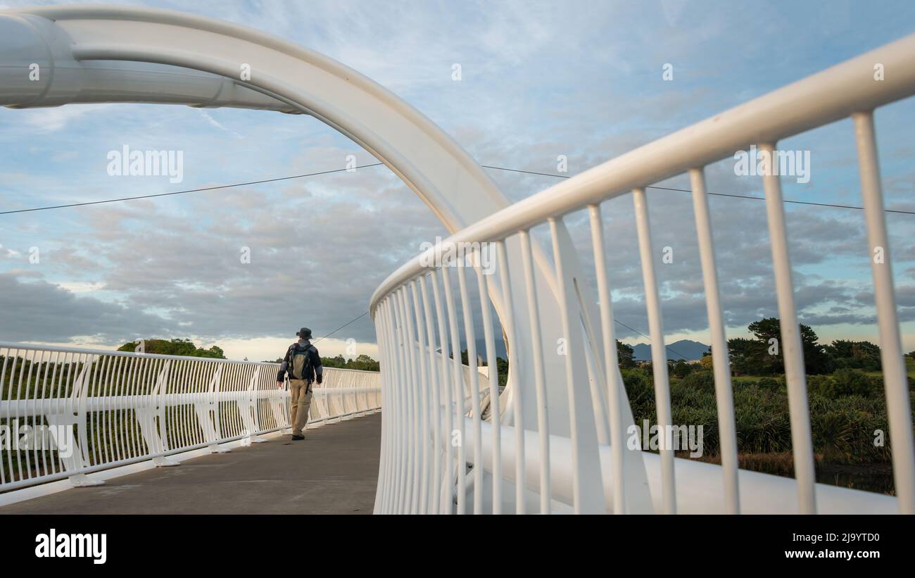 Mann, der auf der Te Rewa Rewa Brücke, die unter Wartung ist, New Plymouth, läuft Stockfoto