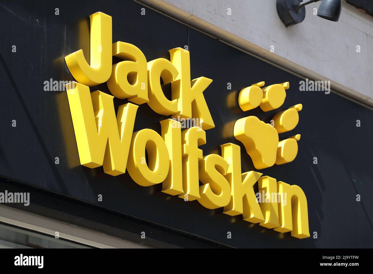 Jack wolfskin logo -Fotos und -Bildmaterial in hoher Auflösung – Alamy