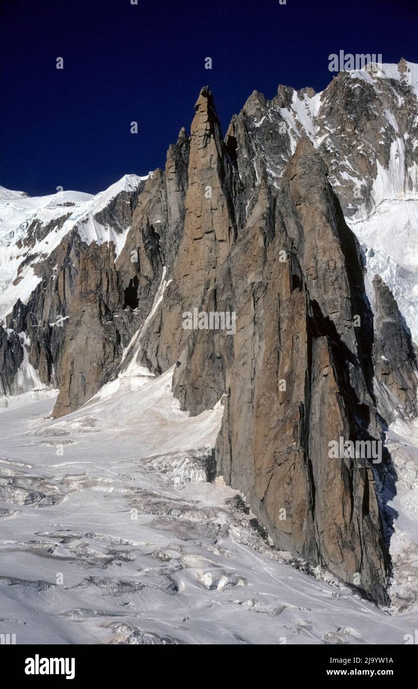 Blick von einer Gondel auf den Panorama Mont-Blanc auf die Berge der Mont-Blanc-Gruppe mit dem Glacier du Géant. Chamonix Mont Blanc, Frankreich, 1990 Stockfoto