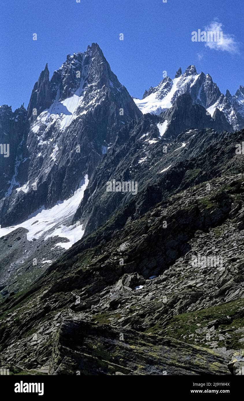 Aiguille des Grands Charmoz und Aiguille de Blaitière vom Plan d'Aiguille zum Wanderweg Montenvers. Grand Balcon Nord, Chamonix, Frankreich,1990 Stockfoto