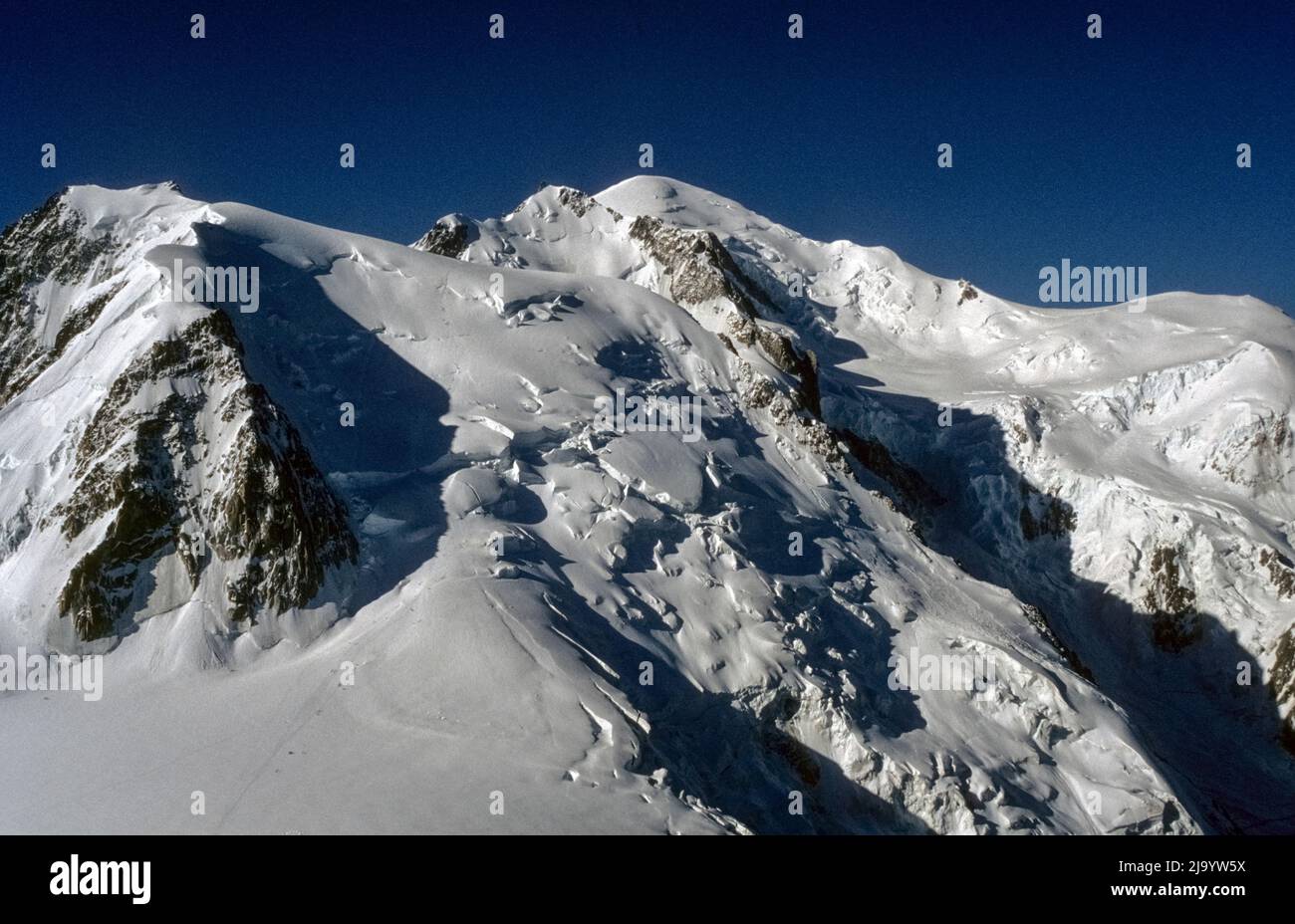 Blick auf die vergletscherten Gipfel des Mont Blanc und des Mont Blanc du Tacul von der Aiguille du Midi, Chamonix, Frankreich, 1990 Stockfoto