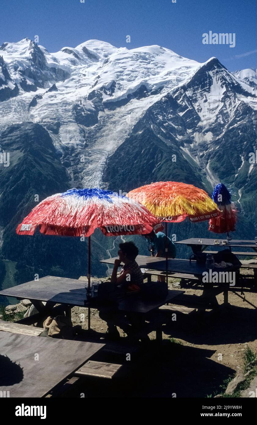 GR 5 Tour du Mont-Blanc, Refuge de Bellachat mit Bänken und bunten Sonnenschirmen, Mont Blanc mit dem Bossons-Gletscher, Chamonix-Mont-Blanc, 1990 Stockfoto