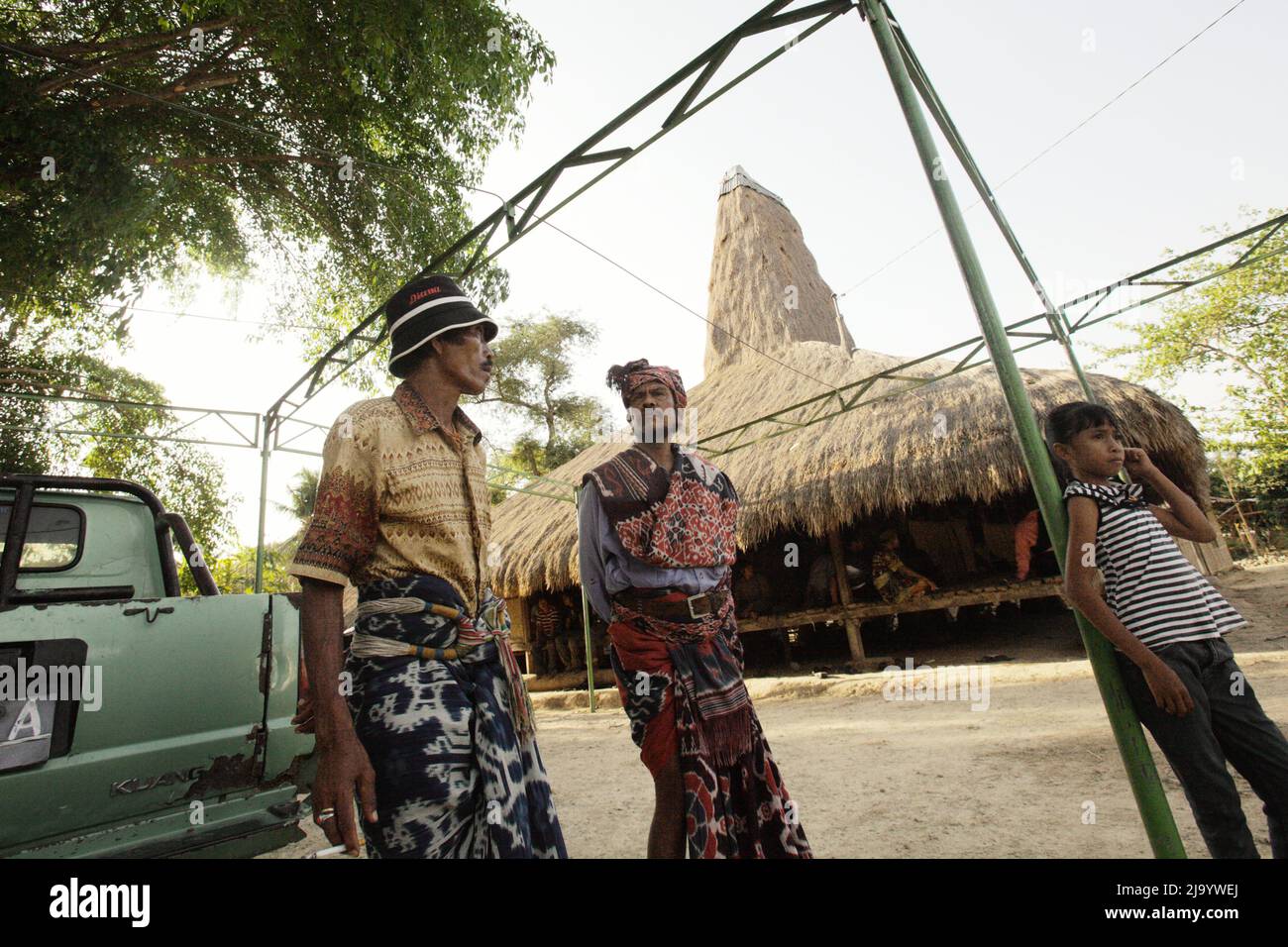 Menschen, die während der Vorbereitung des traditionellen sumbanesischen Eheantrags Prozession in Prailiu, Kambera, East Sumba, East Nusa Tenggara, Indonesien warten. Stockfoto