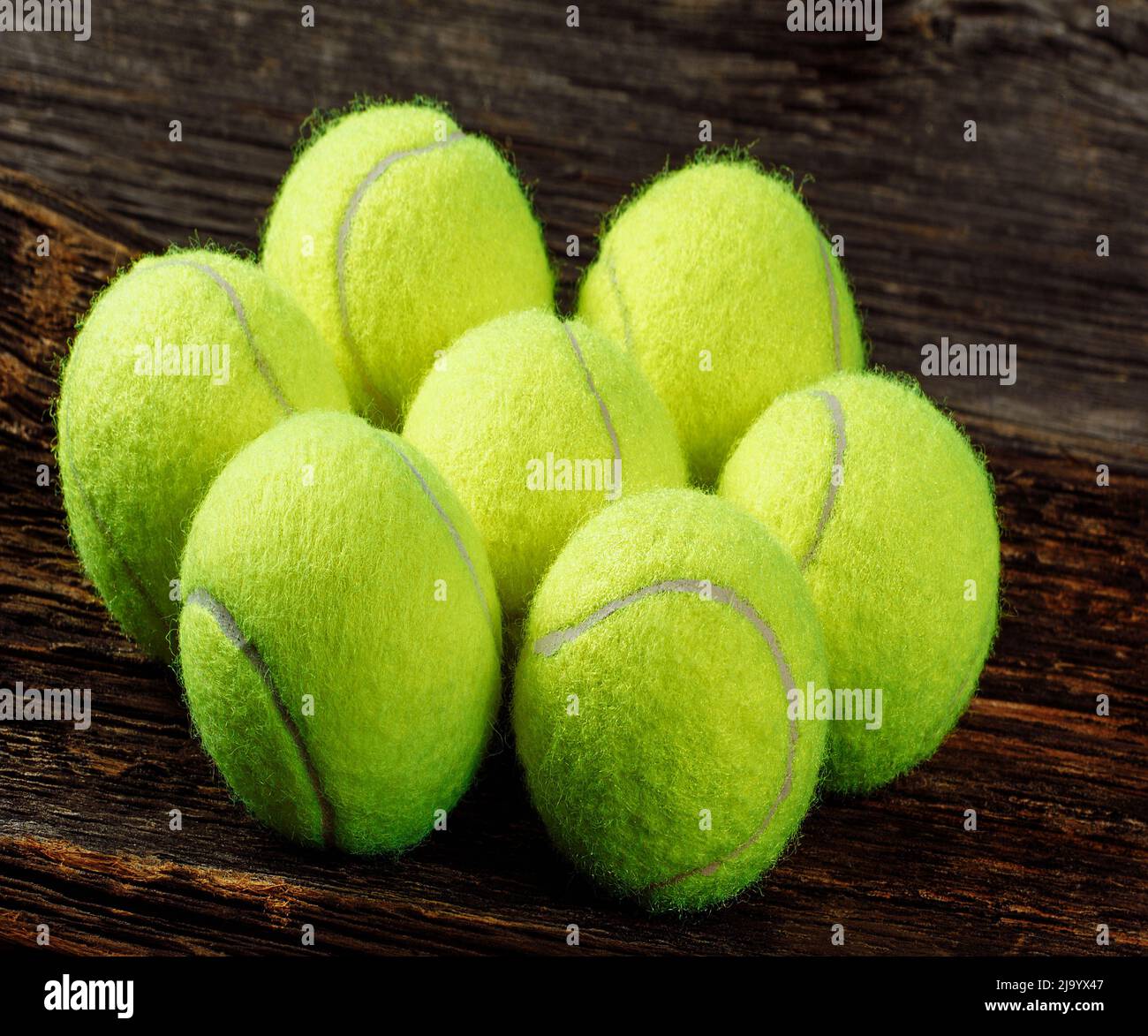 Gelbe Tennisbälle auf Holzhintergrund, Sport- und Wettkampfkonzept Stockfoto