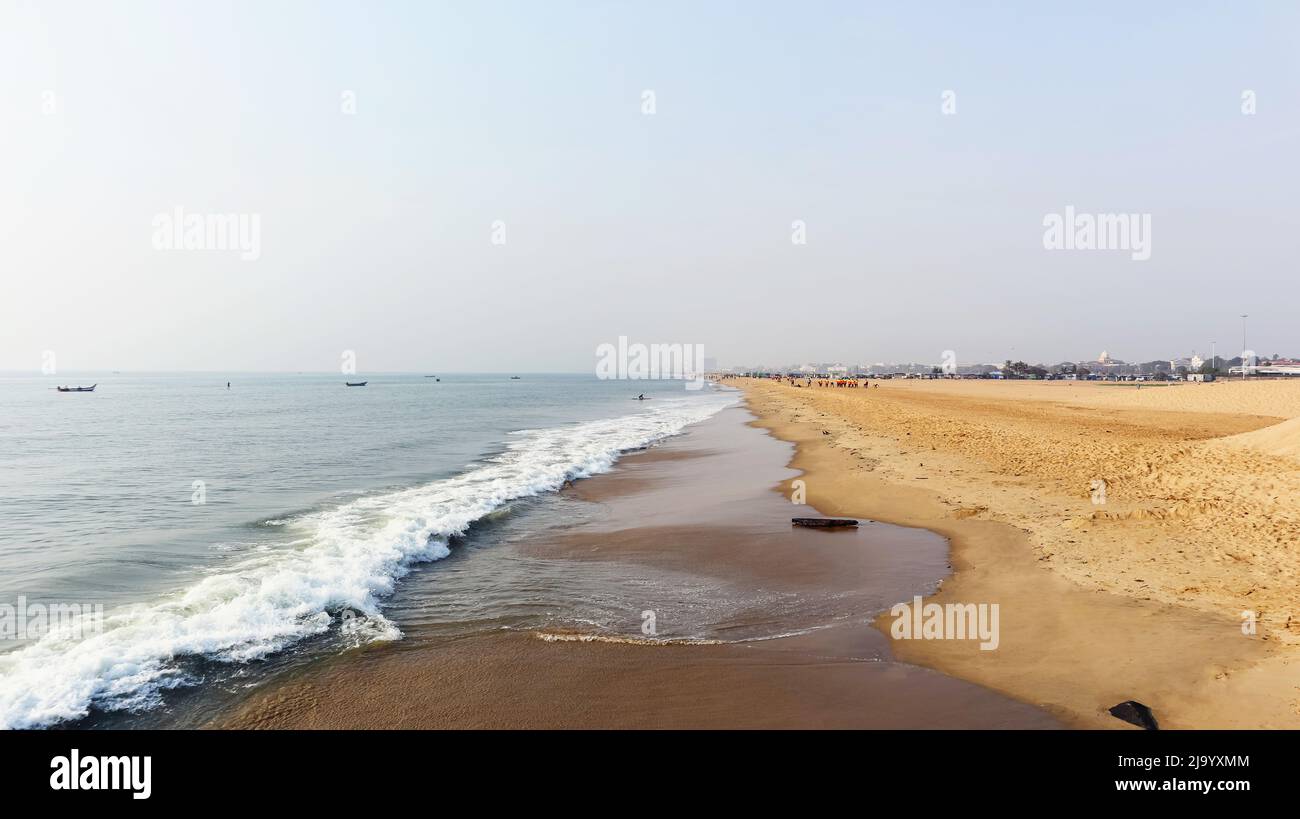 INDIEN, TAMILNADU, CHENNAI, März 2022, Menschen am Marina Beach Stockfoto
