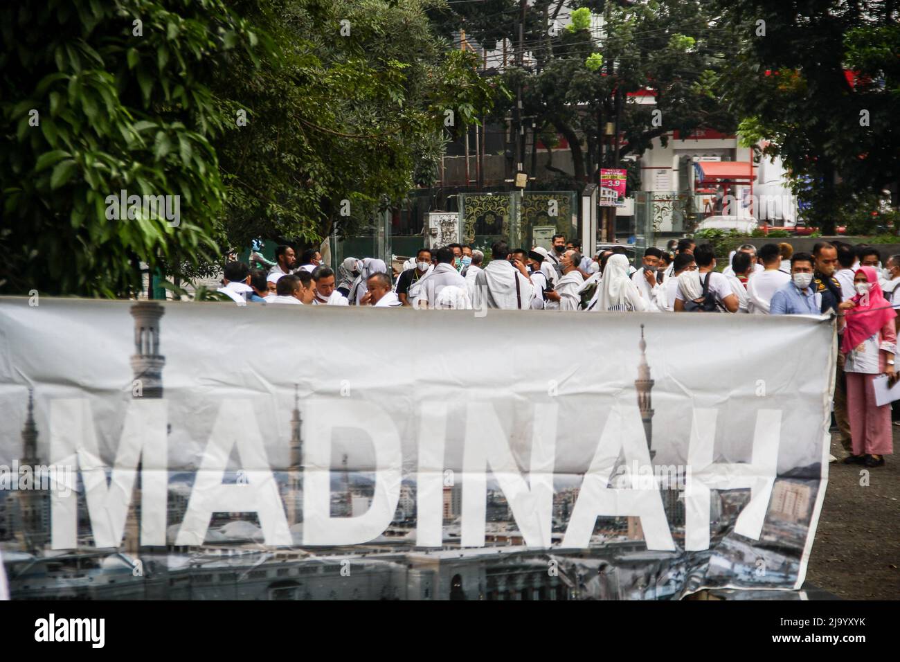 Bandung, Indonesien. 26.. Mai 2022. Indonesische Muslime simulieren die Umgehung einer verspannten Madinah als Teil der Vorbereitungen vor ihrer Pilgerreise zum Islam in Bandung. Der Islam ist eine der fünf Säulen des Islam und wird von allen Muslimen auf der ganzen Welt mindestens einmal in ihrem Leben durchgeführt. Kredit: SOPA Images Limited/Alamy Live Nachrichten Stockfoto