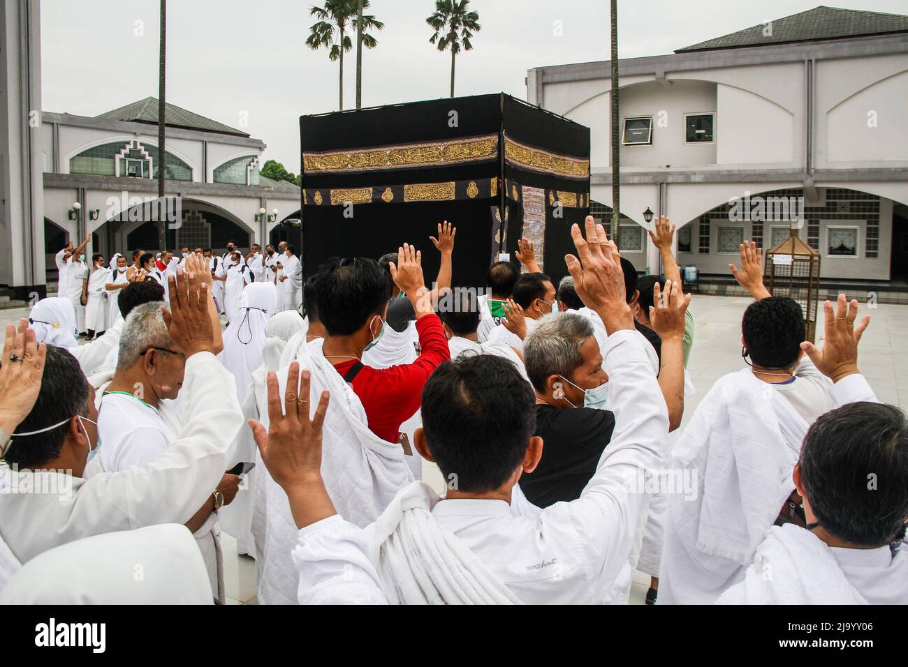 Bandung, Indonesien. 26.. Mai 2022. Indonesische Muslime simulieren die Umgehung einer Scheinkaaba als Teil der Vorbereitungen vor ihrer Pilgerfahrt zum Islam in Bandung. Der Islam ist eine der fünf Säulen des Islam und wird von allen Muslimen auf der ganzen Welt mindestens einmal in ihrem Leben durchgeführt. Kredit: SOPA Images Limited/Alamy Live Nachrichten Stockfoto