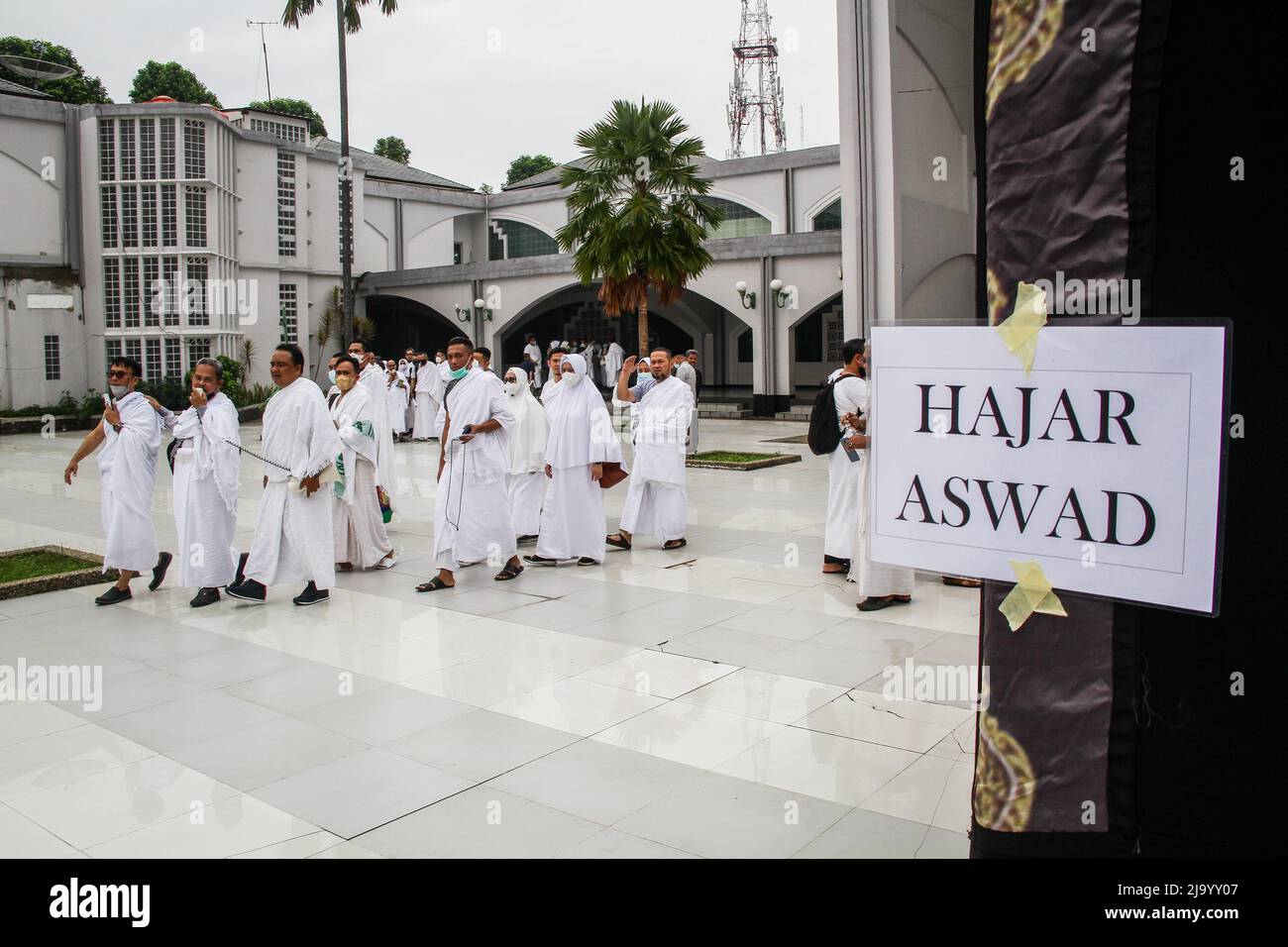 Bandung, Indonesien. 26.. Mai 2022. Indonesische Muslime simulieren die Umgehung einer Scheinkaaba als Teil der Vorbereitungen vor ihrer Pilgerfahrt zum Islam in Bandung. Der Islam ist eine der fünf Säulen des Islam und wird von allen Muslimen auf der ganzen Welt mindestens einmal in ihrem Leben durchgeführt. Kredit: SOPA Images Limited/Alamy Live Nachrichten Stockfoto