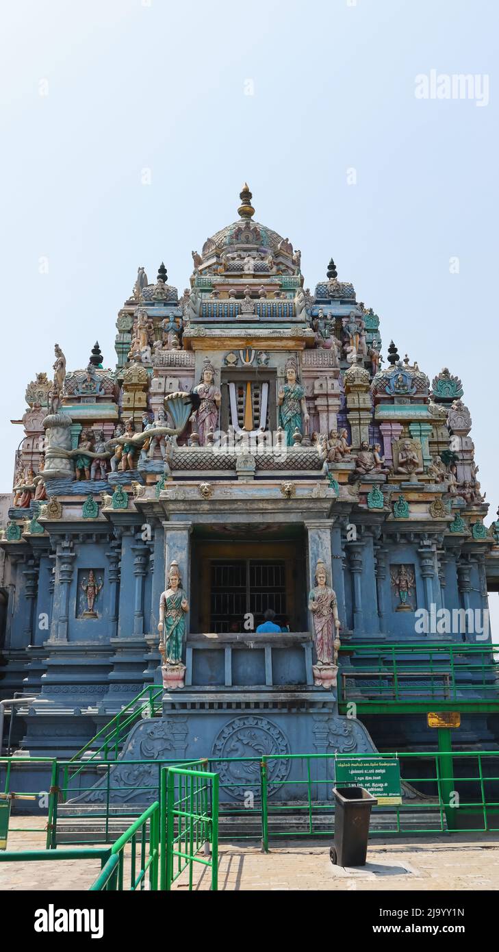 Blick auf den Shri Ashtalakshmi Tempel, der den acht Formen der Göttin Lakshmi gewidmet ist, an den Küstenlinien in der Nähe des Elliot's Beach, in Chennai, Tamilnadu, Ind Stockfoto