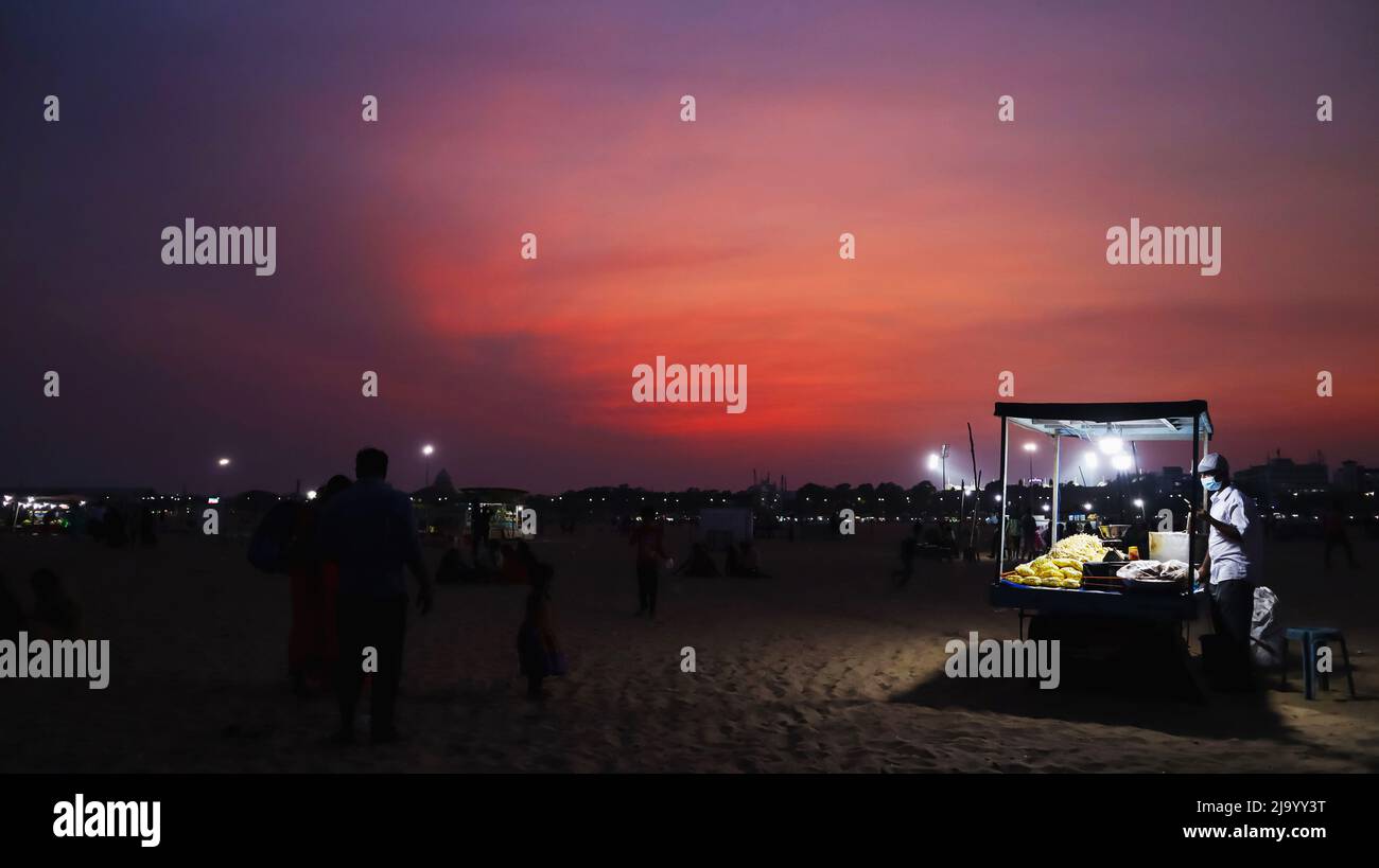 INDIEN, TAMILNADU, CHENNAI, 2022. März, Anbieter von Snacks am Marina Beach, Nachtansicht Stockfoto