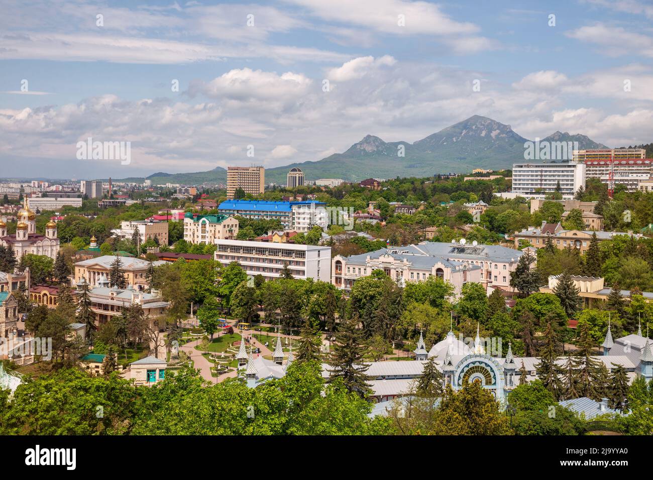 Luftaufnahme der Kurstadt Pyatigorsk und des Berges Beschtau Stockfoto