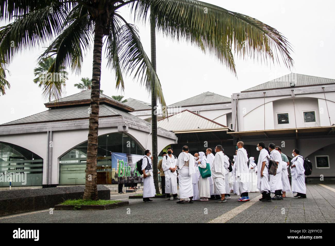 Bandung, Indonesien. 26.. Mai 2022. Indonesische Muslime simulieren die Umgehung eines verspotteten Bir Ali als Teil der Vorbereitungen vor ihrer Pilgerreise zum Islam in Bandung. Der Islam ist eine der fünf Säulen des Islam und wird von allen Muslimen auf der ganzen Welt mindestens einmal in ihrem Leben durchgeführt. (Foto von Algi Febri Sugita/SOPA Images/Sipa USA) Quelle: SIPA USA/Alamy Live News Stockfoto