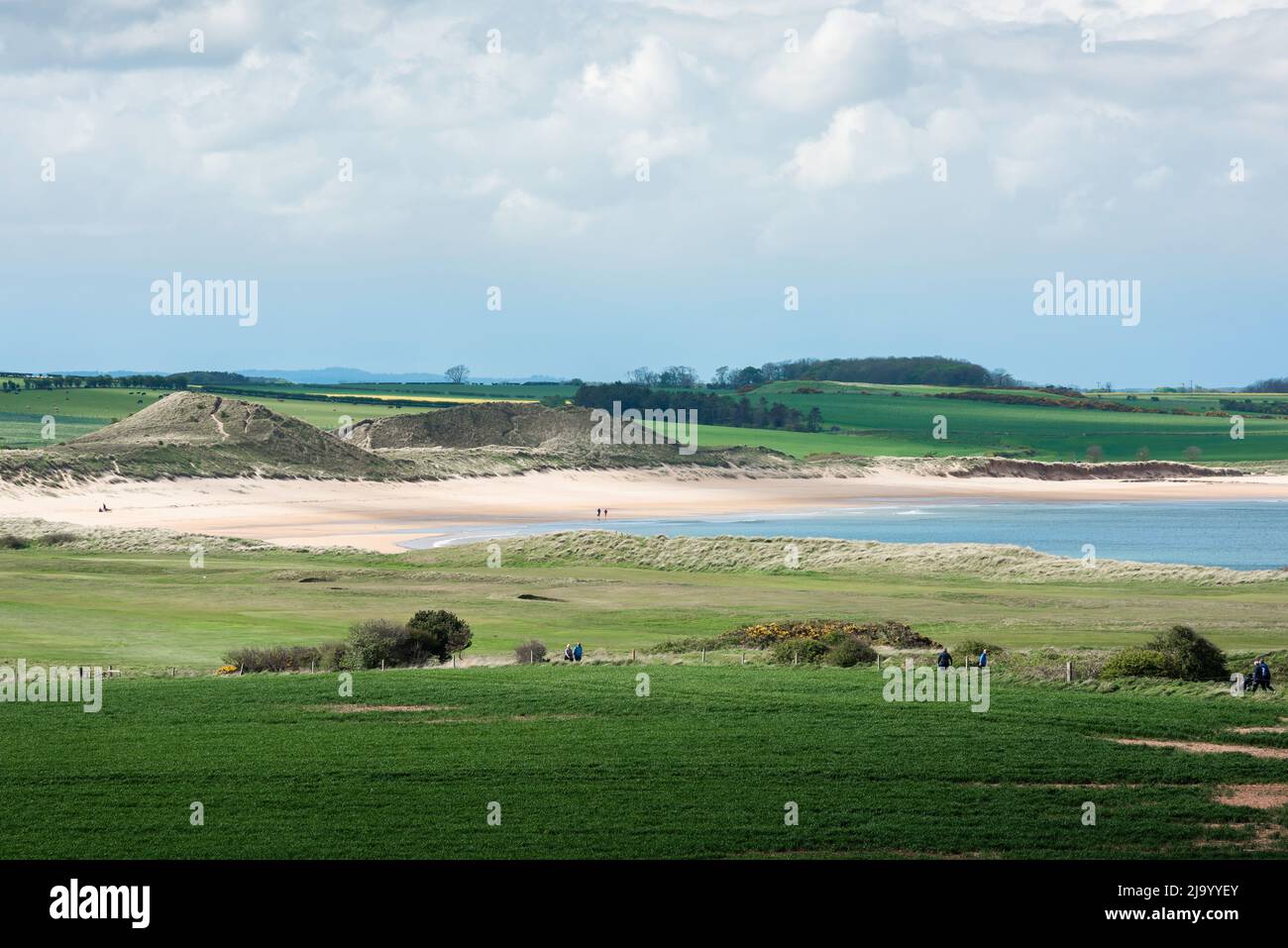 Northumberland Landschaft, Blick im späten Frühjahr auf den malerischen Strand und die umliegende Landschaft in Embleton Bay an der Northumberland Küste, England, Großbritannien Stockfoto