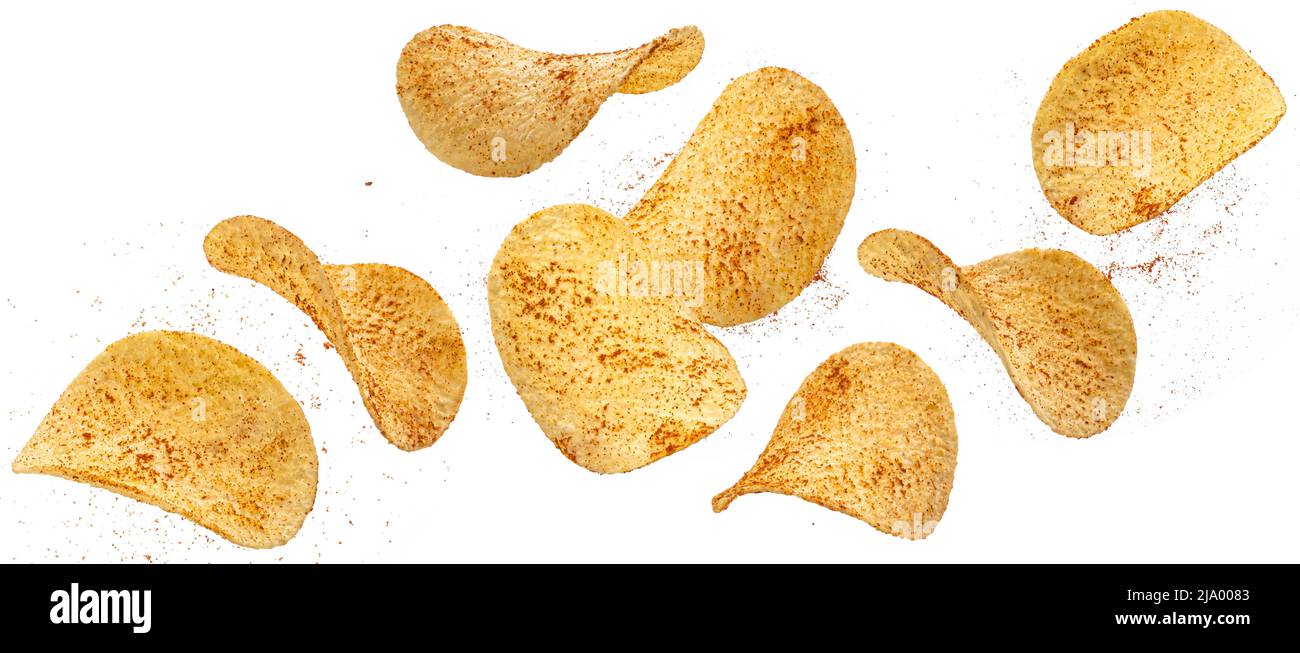 Würzige Kartoffel-Chips, die isoliert auf weißem Hintergrund Stockfoto
