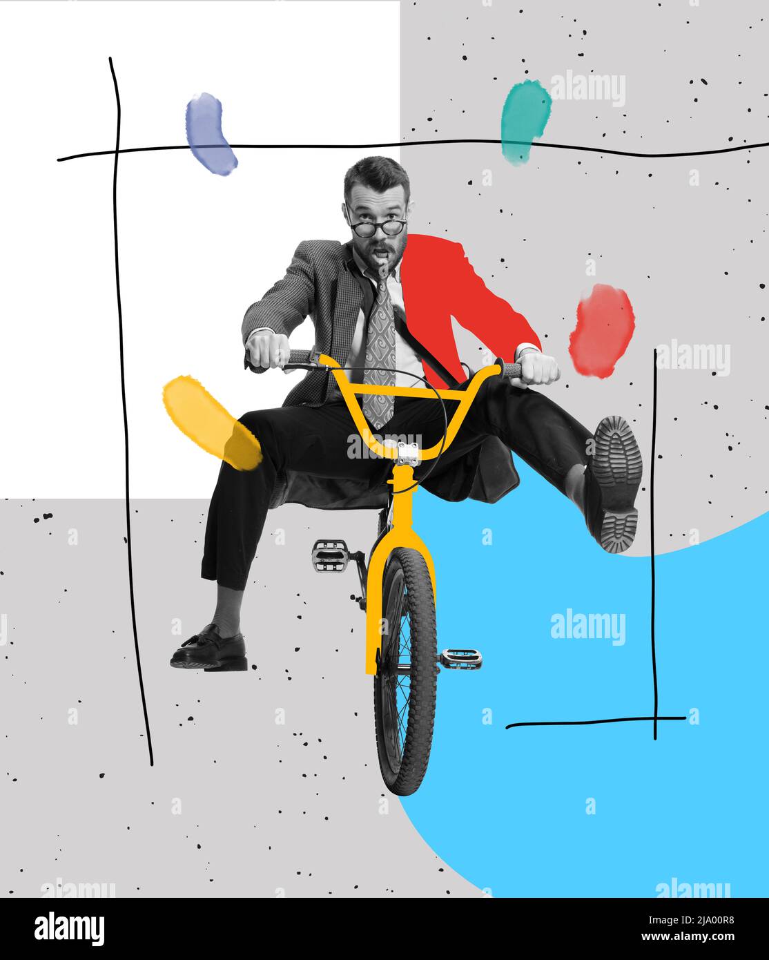 Helle Collage zeitgenössischer Kunst. Ideen, Vintage, Retro-Stil, Fantasie. Aufgeregt Mann riding Kinder Fahrrad auf abstraktem Hintergrund mit Zeichnungen. Stockfoto