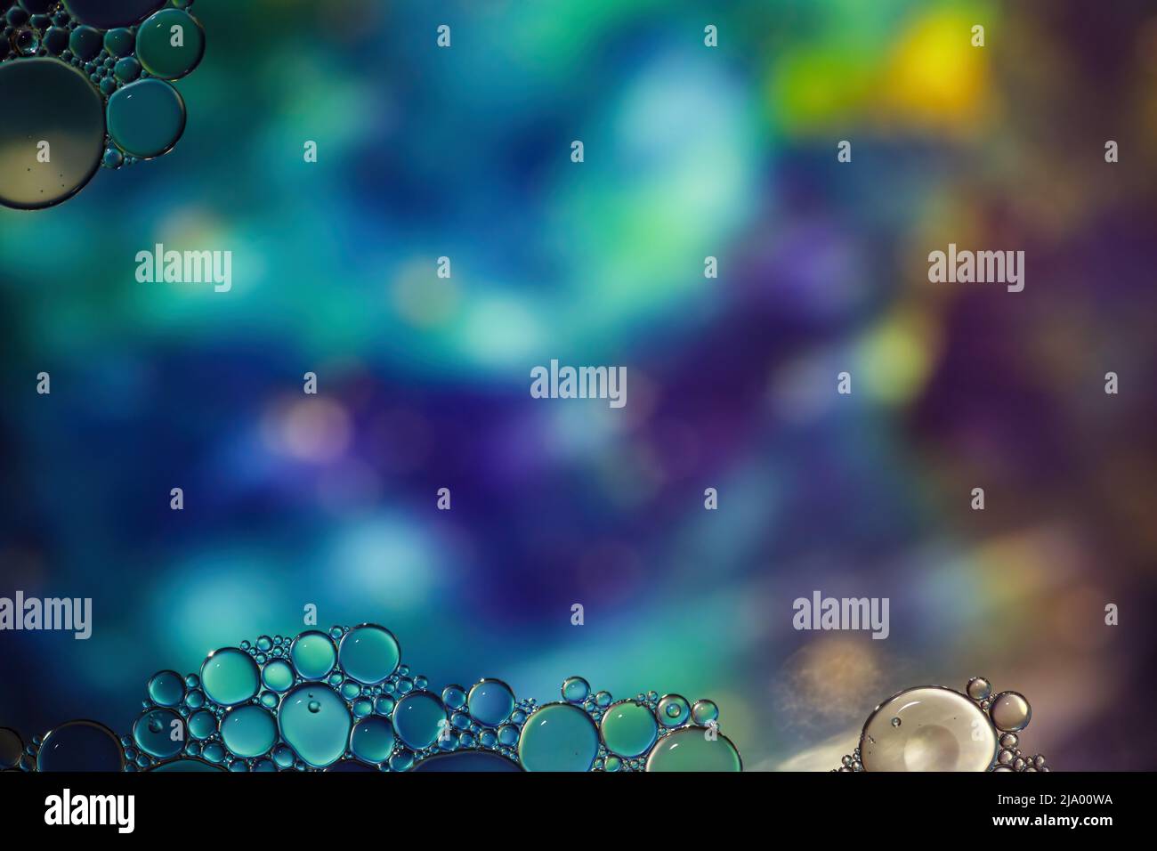 Fantasy bunt verschwommen Hintergrund mit Ornament aus weichen klaren Blasen, abstrakte Farbspritzer mit Kopierraum, Fokus auf Vordergrund Stockfoto