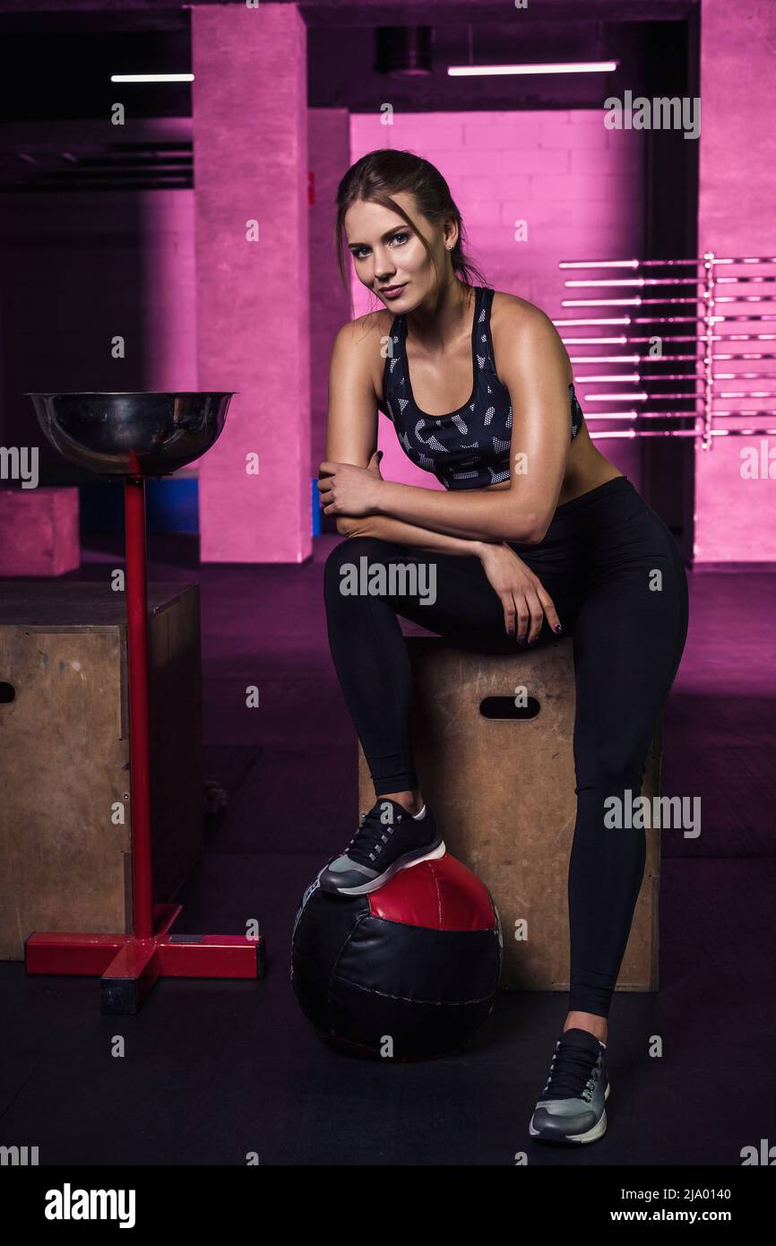 Junge schöne Frau posiert in einem Fitness-Studio-Outfit. Stockfoto