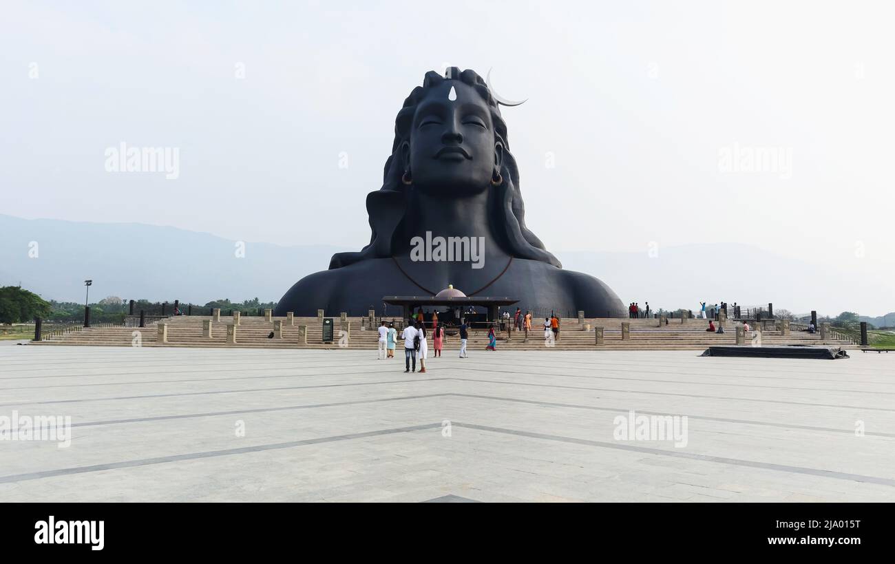 INDIEN, TAMILNADU, COIMBATORE, April 2022, Tourist at Adiyogi Shiva Statue, hinterer Rau, 34 Meter hohe Statue bei Booluvampatti, entworfen von Sadhguru Jag Stockfoto